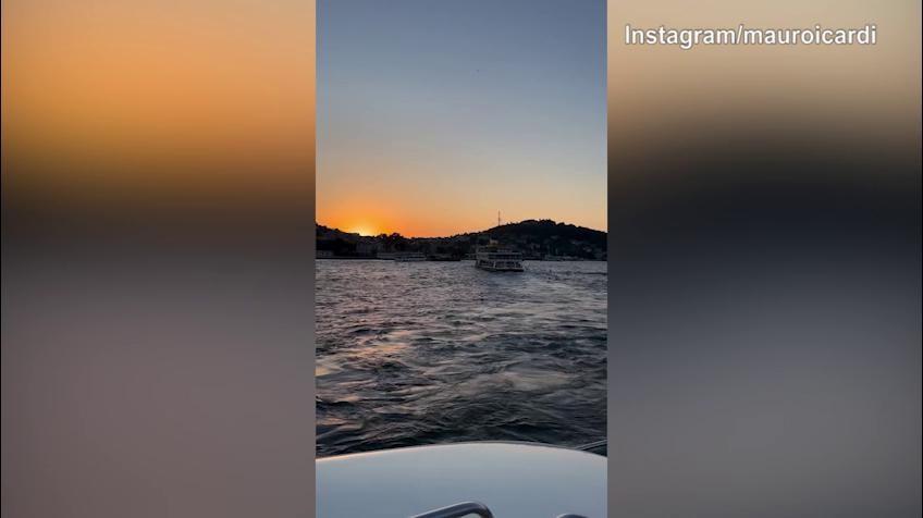 Mauro Icardi attraversa il "Bosforo" a bordo della barca