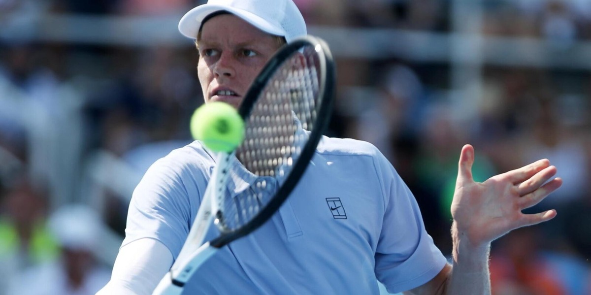 Sinner, l'abbraccio con Alcaraz e il saluto a Djokovic: come è andato il primo test in vista dell'esordio agli US Open