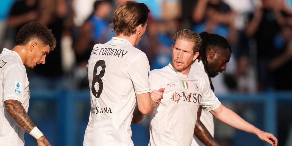 Il Napoli batte il Sassuolo 2-0: McTominay e De Bruyne trascinano Conte