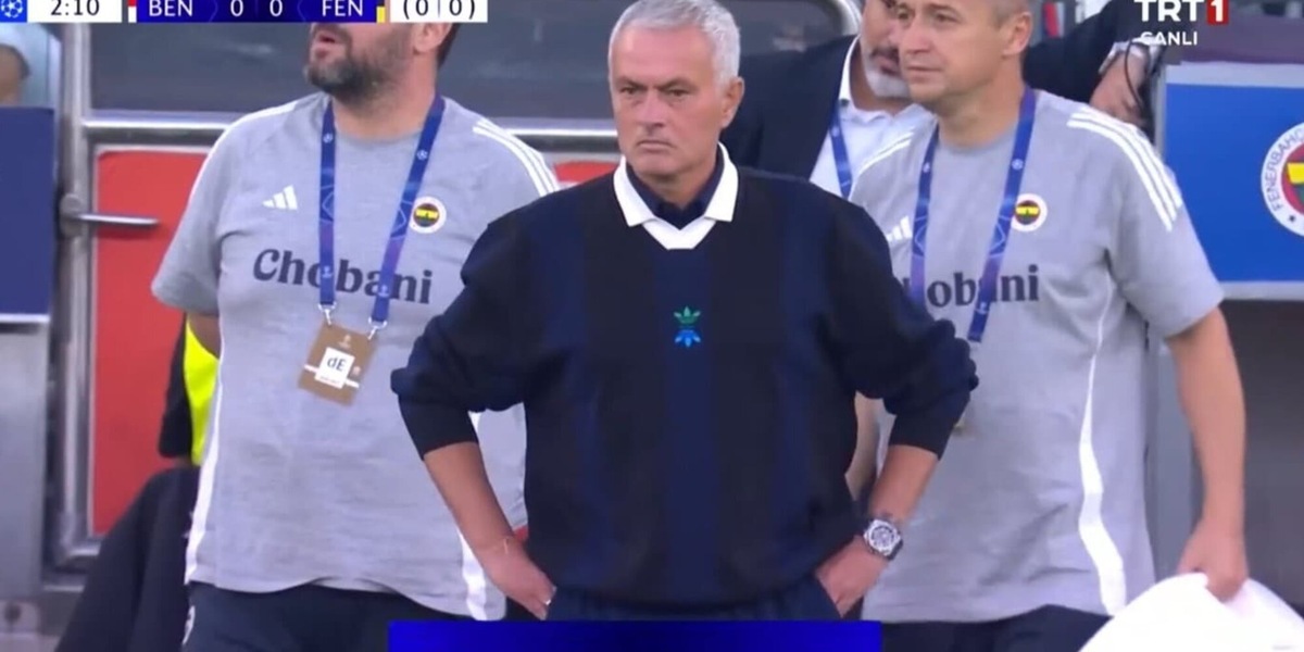 Che caos dopo un'espulsione di Benfica-Fenerbahce: la reazione di Mourinho va su tutti i social