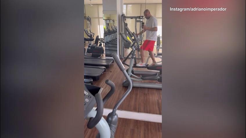 Adriano attento alla forma, ecco l'allenamento