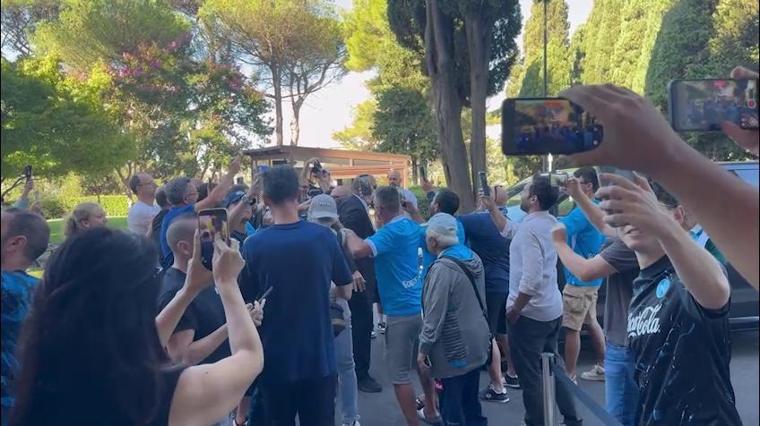 Napoli, bagno di folla per Hojlund alle visite mediche