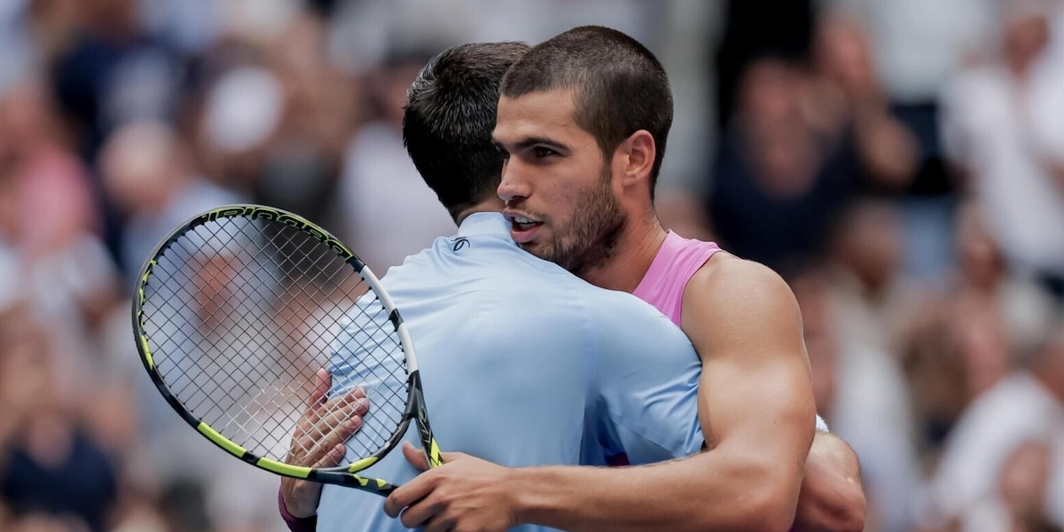 Che meraviglia l'abbraccio tra Djokovic e Alcaraz: fan in delirio