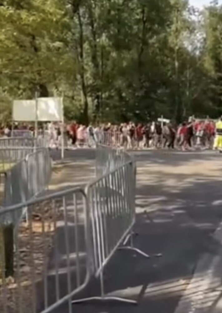 Pura passione a Monza: migliaia di tifosi raggiungono a piedi l'Autodromo