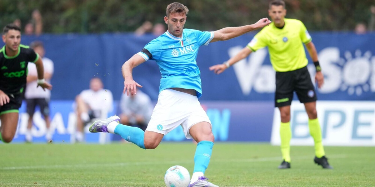Napoli, Lucca corre e impara da De Bruyne: come Conte lo gestirà insieme a Hojlund