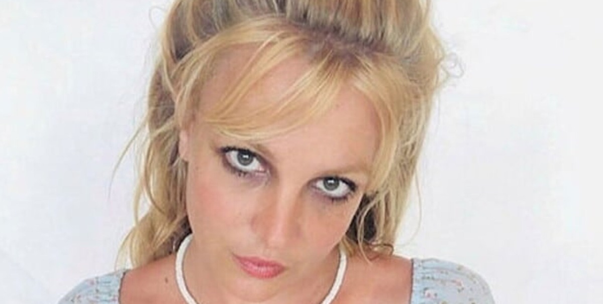 "Britney Spears fuori controllo, vive tra gli escrementi e balla in mutande al ristorante"