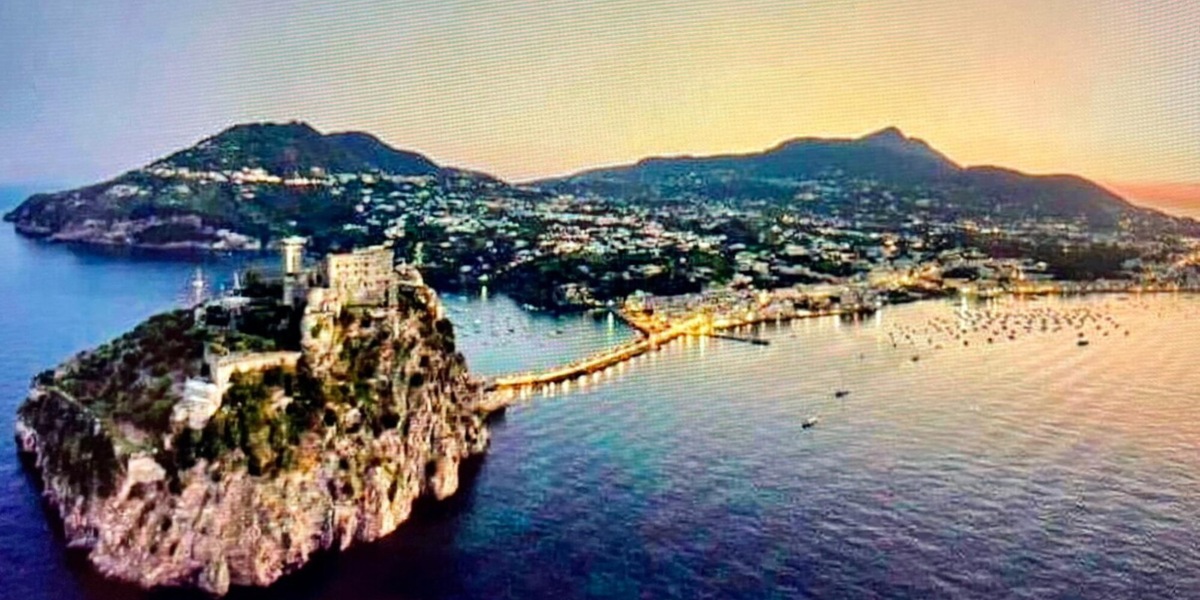 “Swim Around”: il giro dell’isola a nuoto che accende i riflettori sul mare e sulla bellezza di Ischia