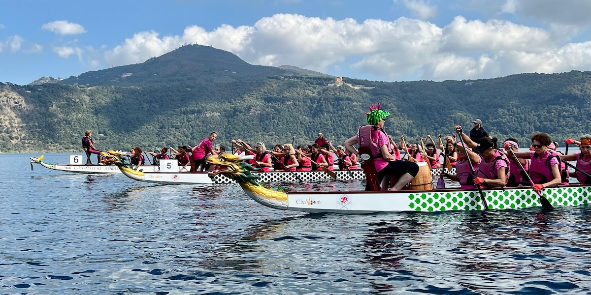 Il Festival delle Pagaie Rosa sulle barche di dragon boat