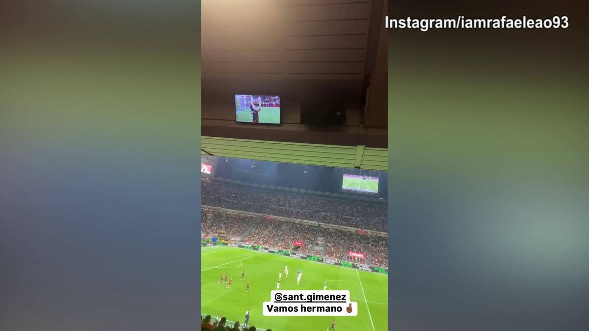 Milan, gol di Gimenez: Leao esulta dalla tribuna