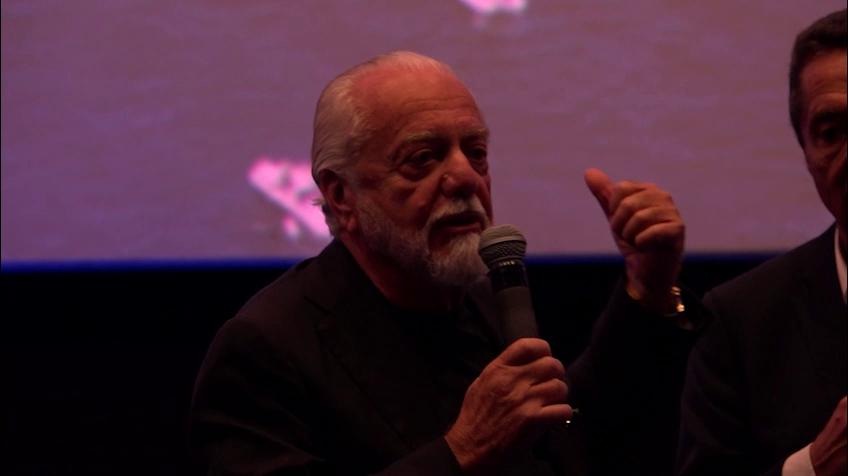 De Laurentiis show: "Vorrei girare scene anche negli spogliatoi degli avversari e chiedere vi state ca***do sotto?