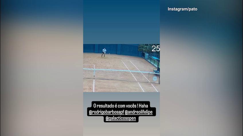 Pato, che numero con la racchetta da tennis