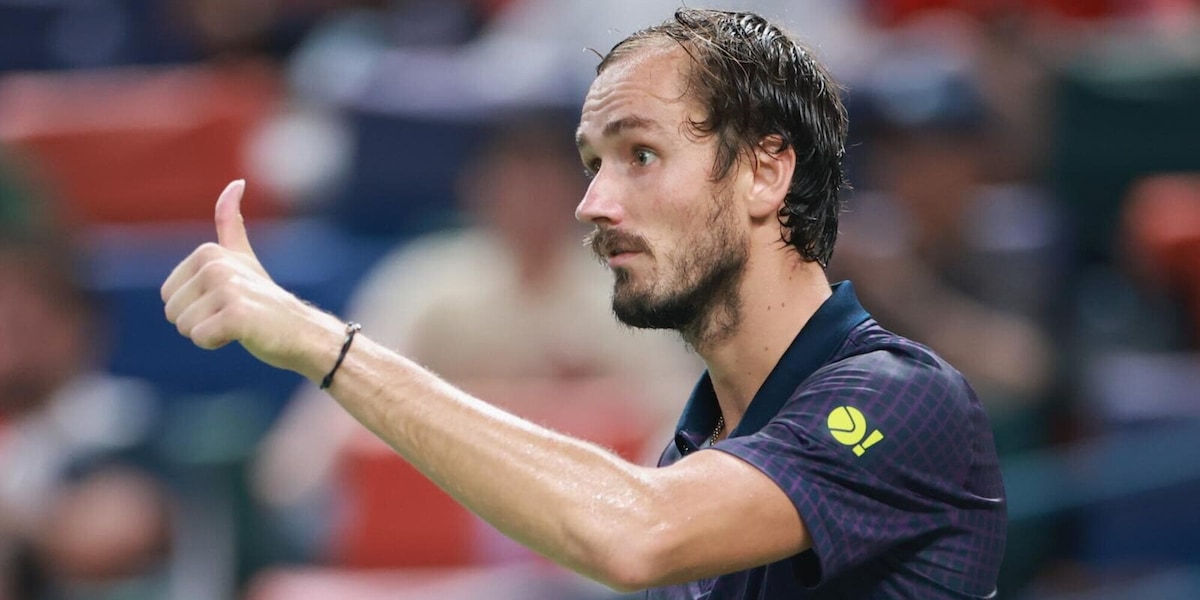 Medvedev brutale con l'arbitro durante il tie-break con Moutet: "Non ci arrivi proprio?". L'attacco è feroce