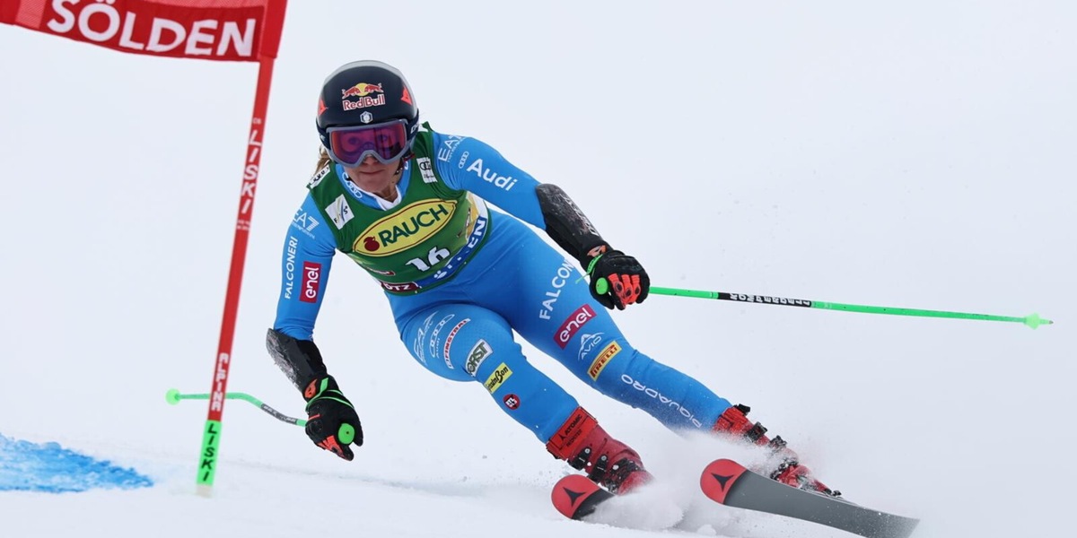 Sofia Goggia cade e finisce subito fuori pista nel gigante di Soelden: le condizioni