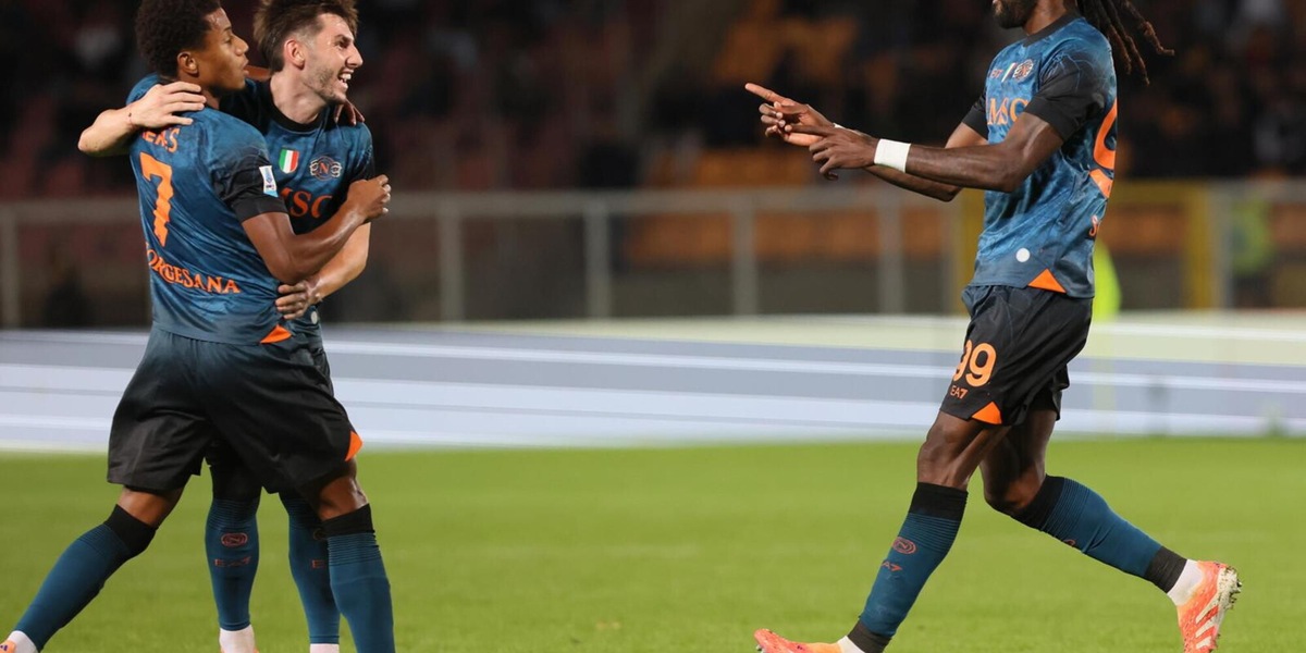 Camarda sbaglia, Anguissa segna ancora: il Napoli passa a Lecce, Conte in vetta da solo