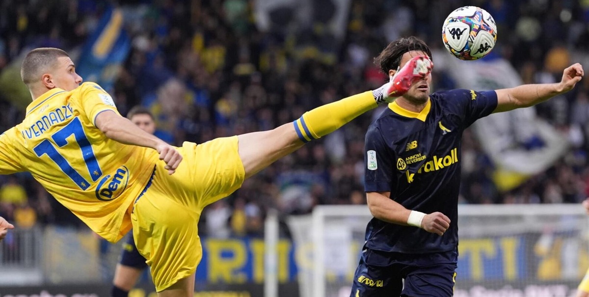 Serie B, Modena da urlo: pari in rimonta con il Frosinone, Sottil resta in vetta. Frena il Catanzaro, cade il Palermo