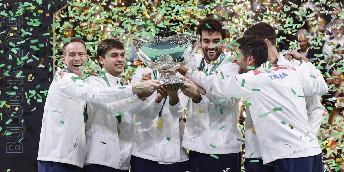 L'Italia alza al cielo la Coppa Davis: l'emozione di Berrettini e Cobolli