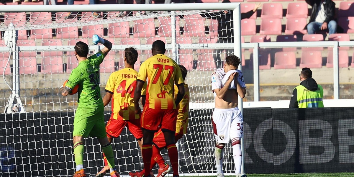 Falcone para un rigore ad Asllani, Adams non basta al Torino: il Lecce vince con i gol di Coulibaly e Banda