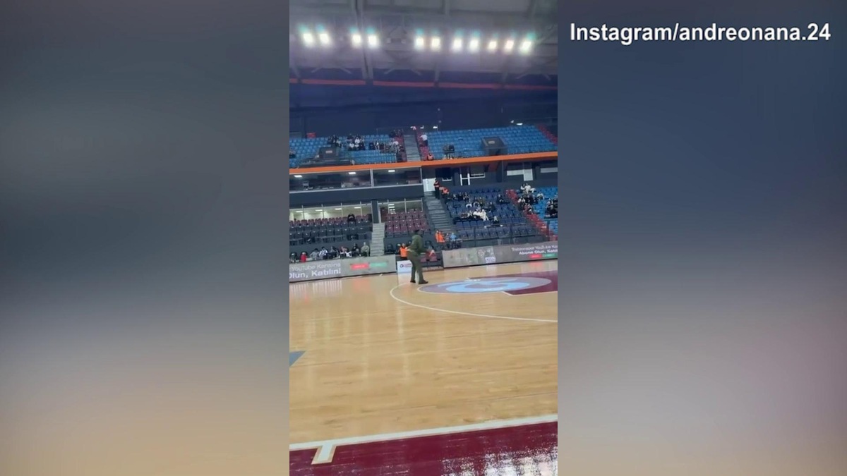 Onana, che cecchino! Il portiere si trasforma in un cestista perfetto...