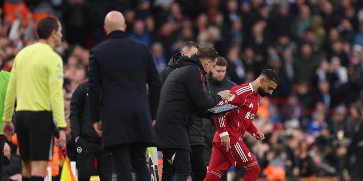 Salah entra in campo con il Liverpool, standing ovation. Lui reagisce così