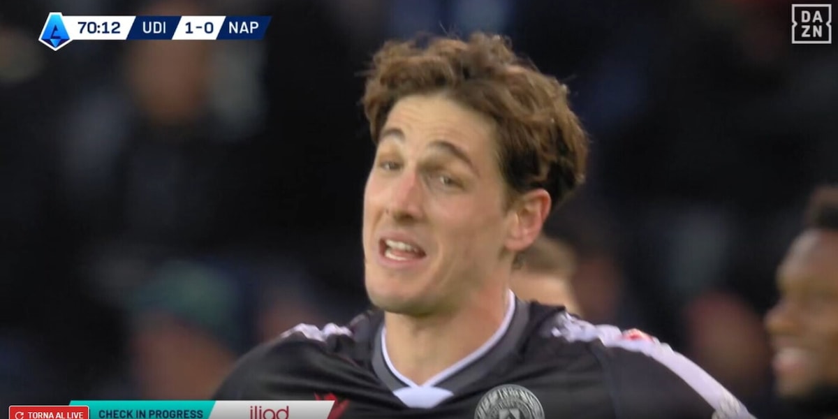 Zaniolo segna ma l'arbitro annulla dopo un controllo al Var: lui prima fa un cuore, poi reagisce così...