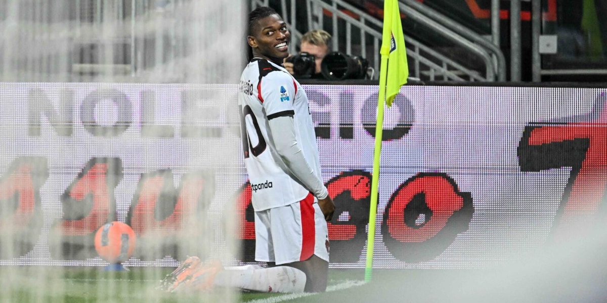 Il Milan vince a Cagliari con un lampo di Leao ed è primo