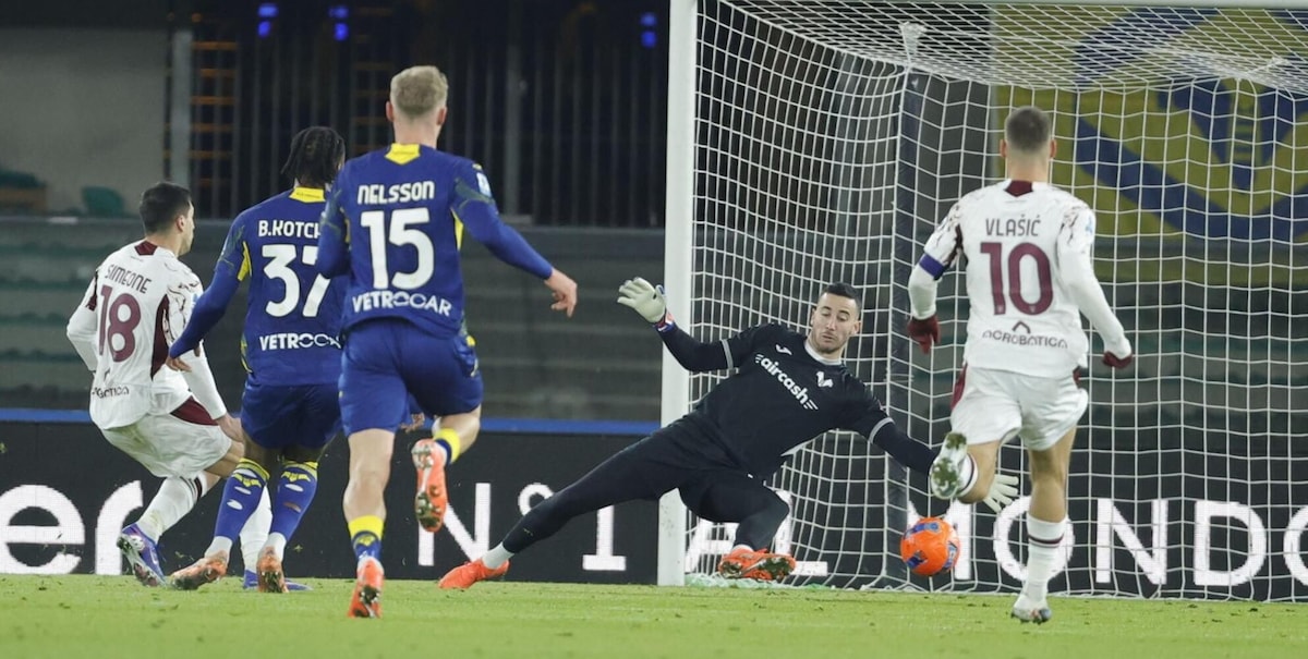 Simeone la sblocca, Casadei e Njie la chiudono: il Torino vince a Verona e aggancia il Sassuolo
