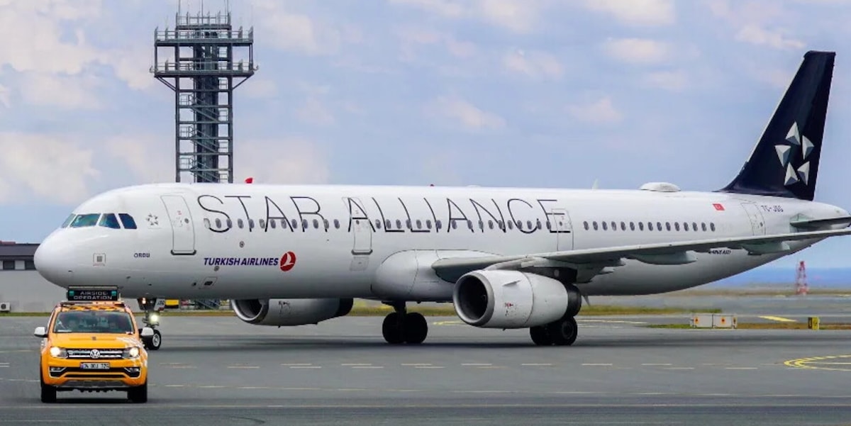 Chiama il wifi dell'aereo "bomba" e scatena il panico: atterraggio d'emergenza a Barcellona, ma in realtà...