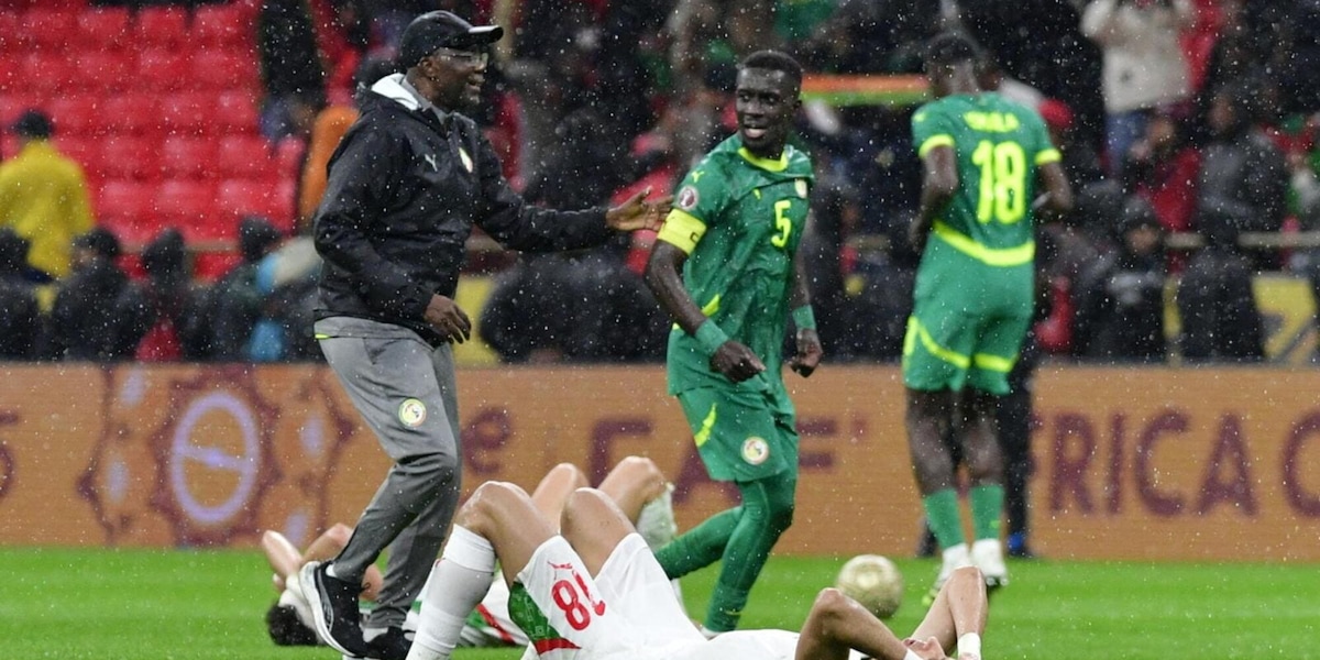 Trionfo Senegal in una finale folle: prima abbandona il campo per un rigore dato al Marocco, poi Brahim Diaz sbaglia. Decide Gueye ai supplementari