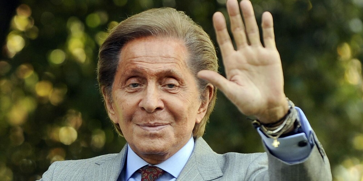 Valentino, i funerali a Roma. Il dettaglio sulla tomba e quel gesto del suo grande amore che commuove