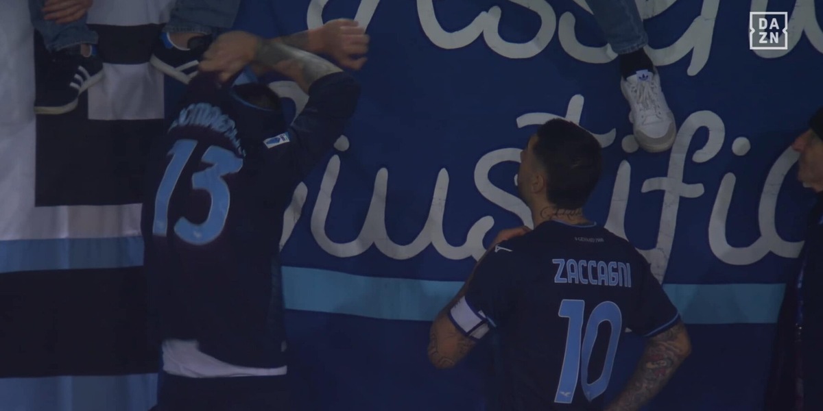 Il bellissimo gesto di Romagnoli sotto il settore dei tifosi della Lazio a Lecce: prima li saluta, poi...