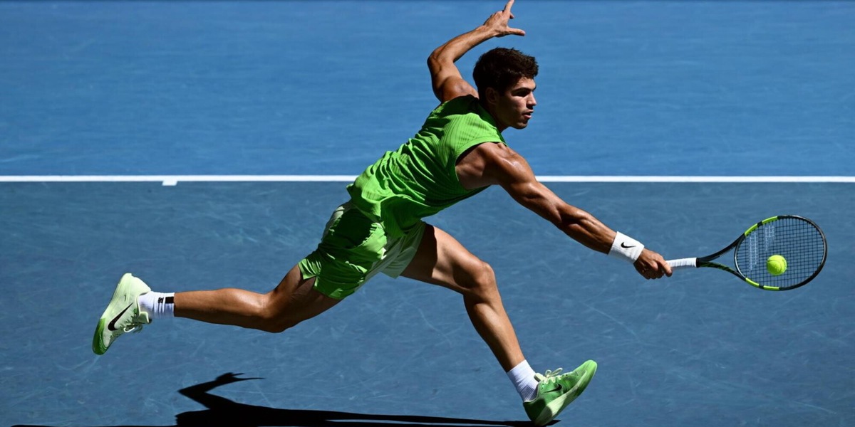 Clamoroso Alcaraz agli Australian Open: batte Zverev, il vomito e i crampi, e si prende la finale in 5 set!