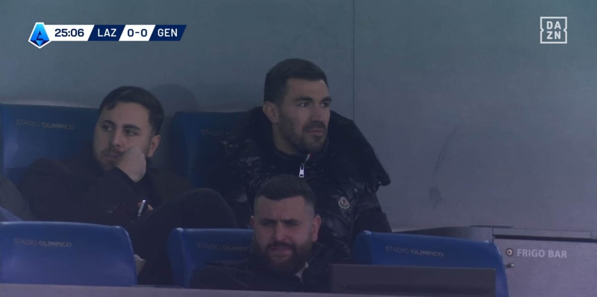 Romagnoli in tribuna per Lazio-Genoa: lo inquadrano e lui reagisce così