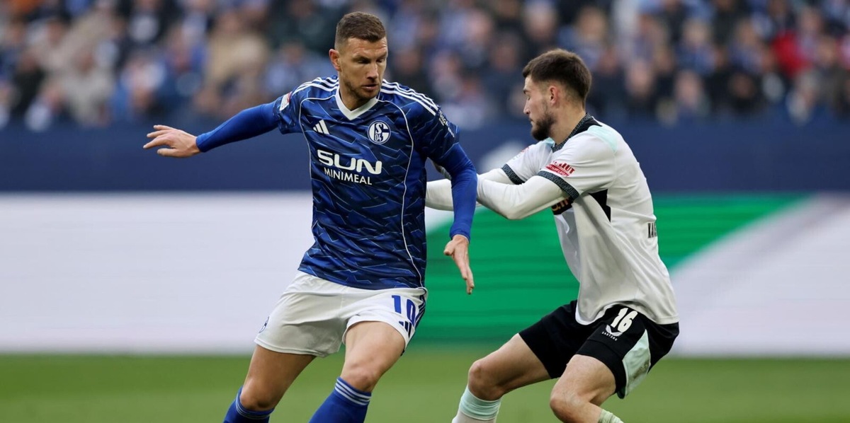 Lo Schalke perde ancora, le parole di Dzeko sono virali: "Dicevano che ero malato..."