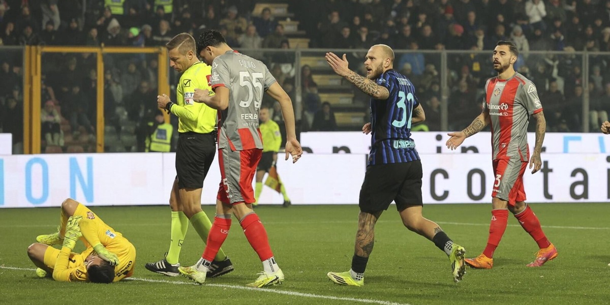 Il tifoso dell'Inter che ha lanciato il petardo contro Audero è in condizioni critiche