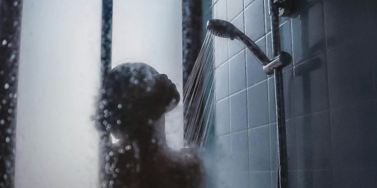 Qual è la differenza tra chi fa la doccia al mattino e chi la fa la sera