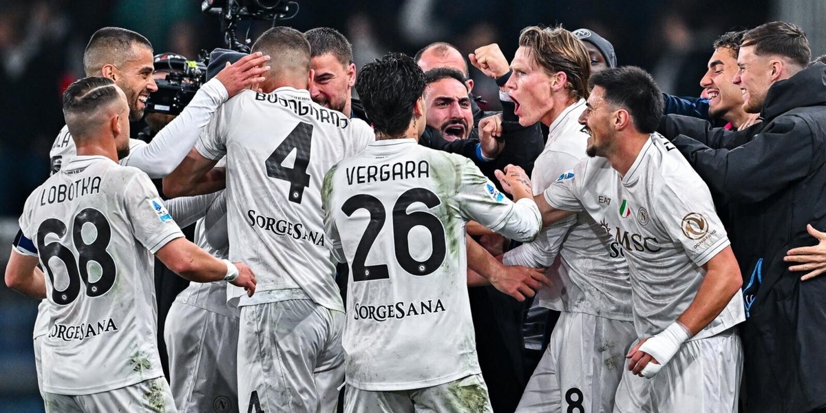 Napoli, vittoria folle a Marassi in dieci: con il Genoa decide Hojlund su rigore al 95'