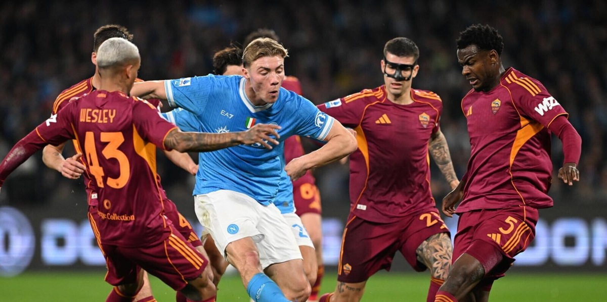 Alla Roma non basta una super doppietta di Malen, il Napoli pareggia con Spinazzola e Alisson Santos