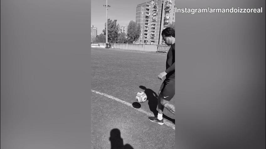 Avellino, sorriso per Izzo: il difensore palleggia in campo