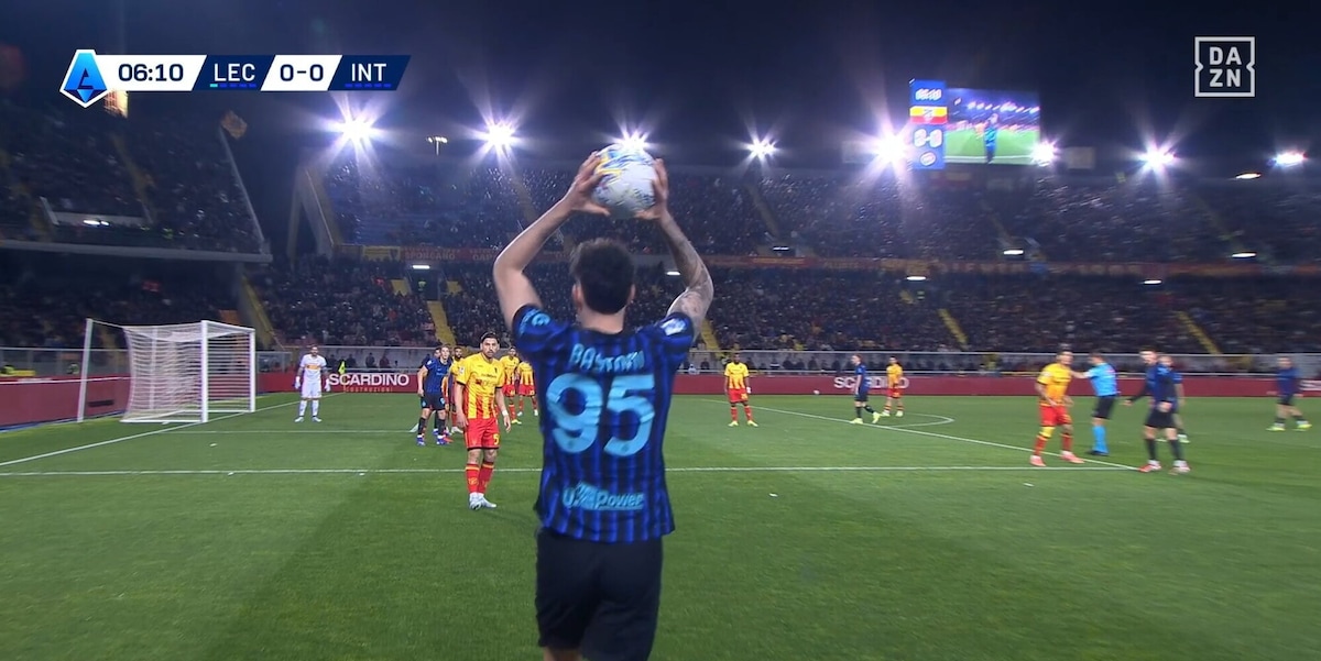 Bastoni sommerso dai fischi durante Lecce-Inter, Chivu lo carica così: "Ale, ascoltami..."