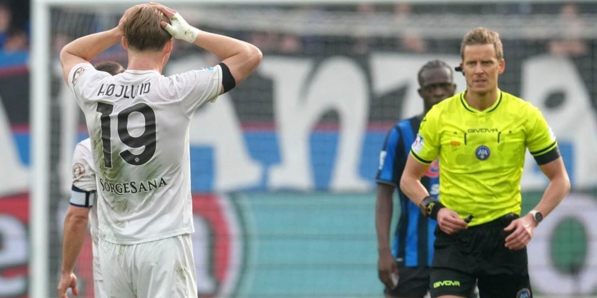 Napoli, l’abbaglio colossale di arbitro e Var: vergogna senza fine