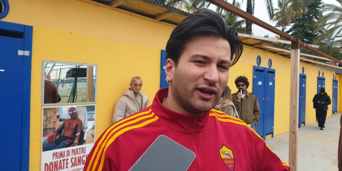 Eddie Brock con la maglia della Roma a Sanremo, la replica a Tommaso Paradiso: "La frase sullo scudetto alla Lazio? Lo capisco, ma…"