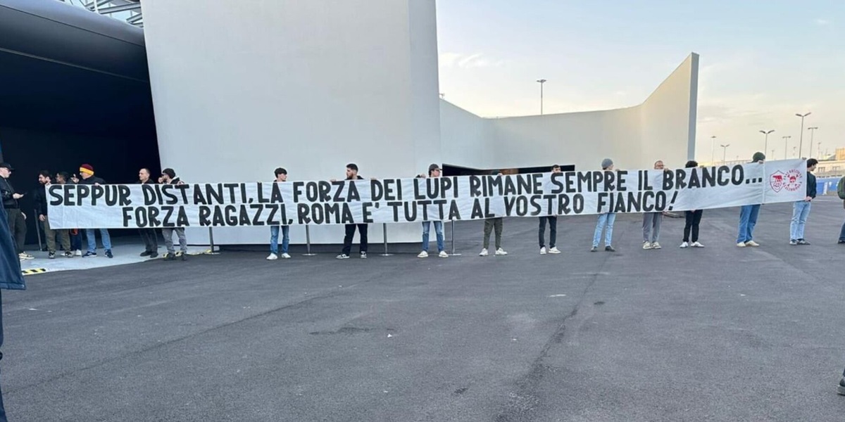 La Roma parte per Bologna: lo striscione da brividi dei tifosi