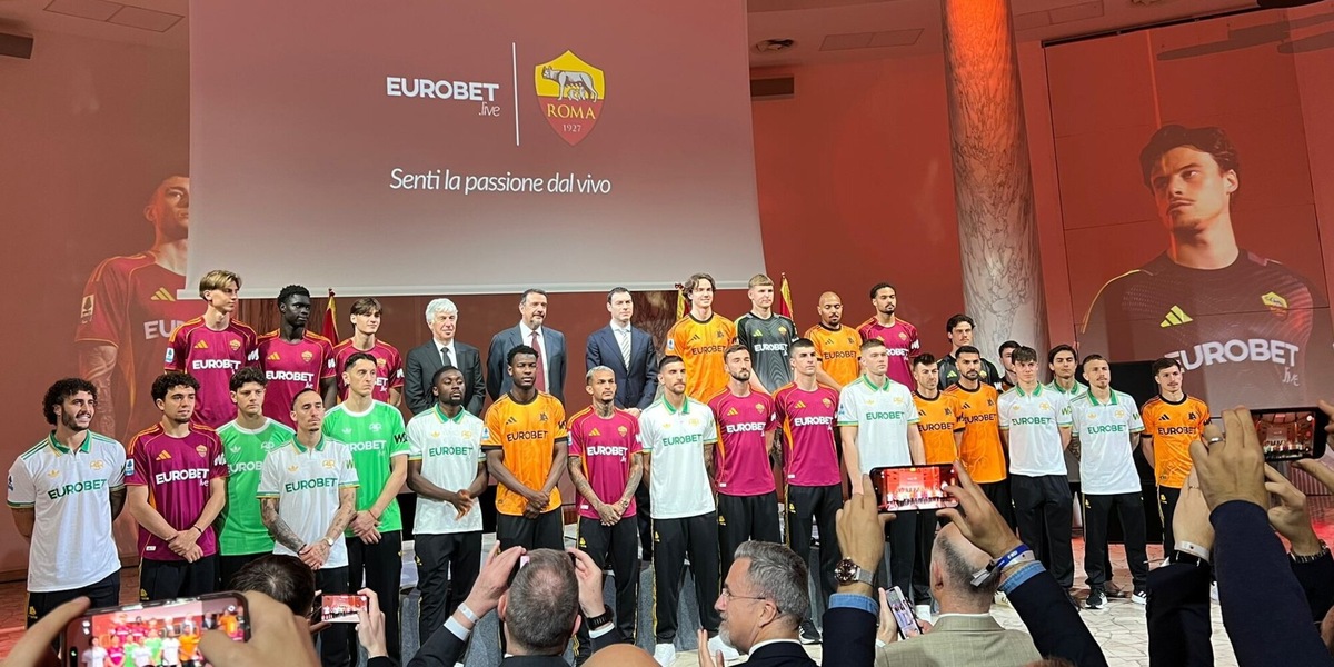 La Roma presenta il nuovo main sponsor sulle maglie: quanto vale l'accordo triennale