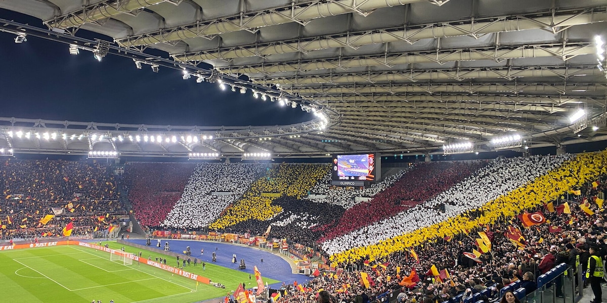 L'Olimpico è uno spettacolo: la coreografia dei tifosi per Roma-Bologna è da applausi
