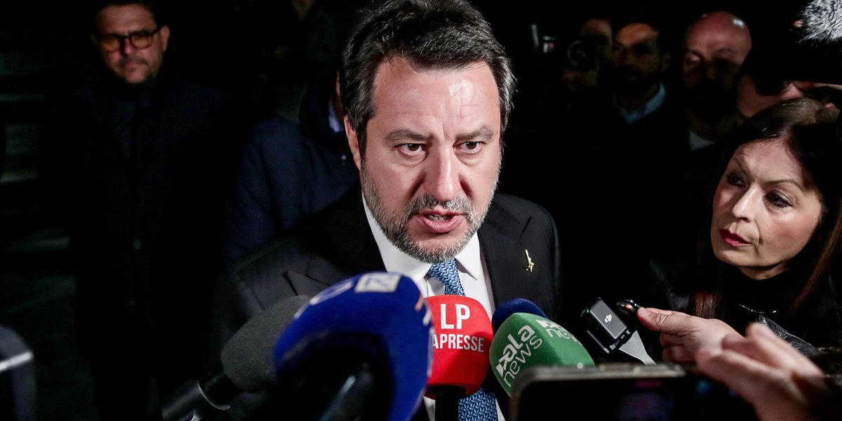 Lega, scossi e addolorati per Bossi, Salvini annulla appuntamenti di domani