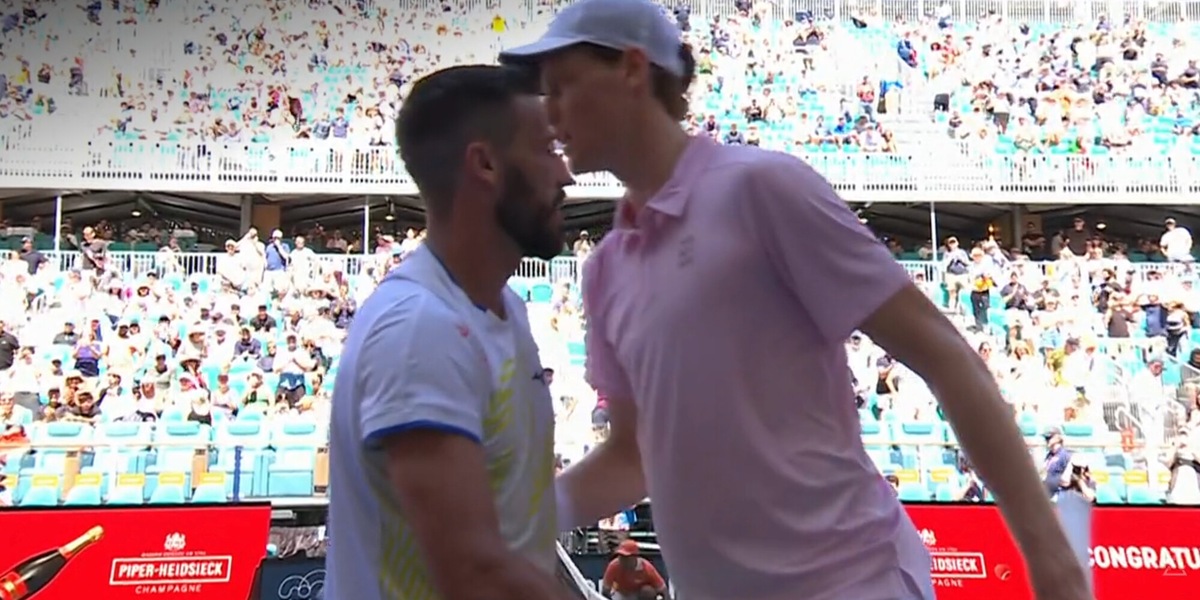 Ci risiamo, uno spettatore disturba Sinner e Dzumhur a Miami: il bel gesto di Jannik a rete con il bosniaco