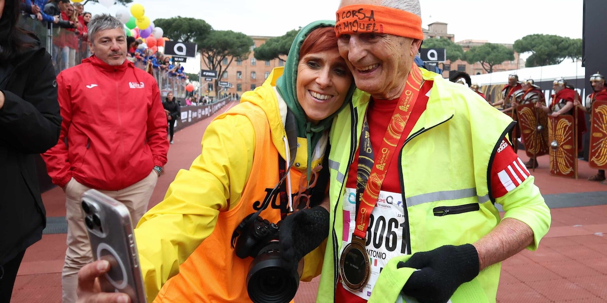 Il 93enne Antonio Rao al traguardo della 31^ Acea Run Rome The Marathon