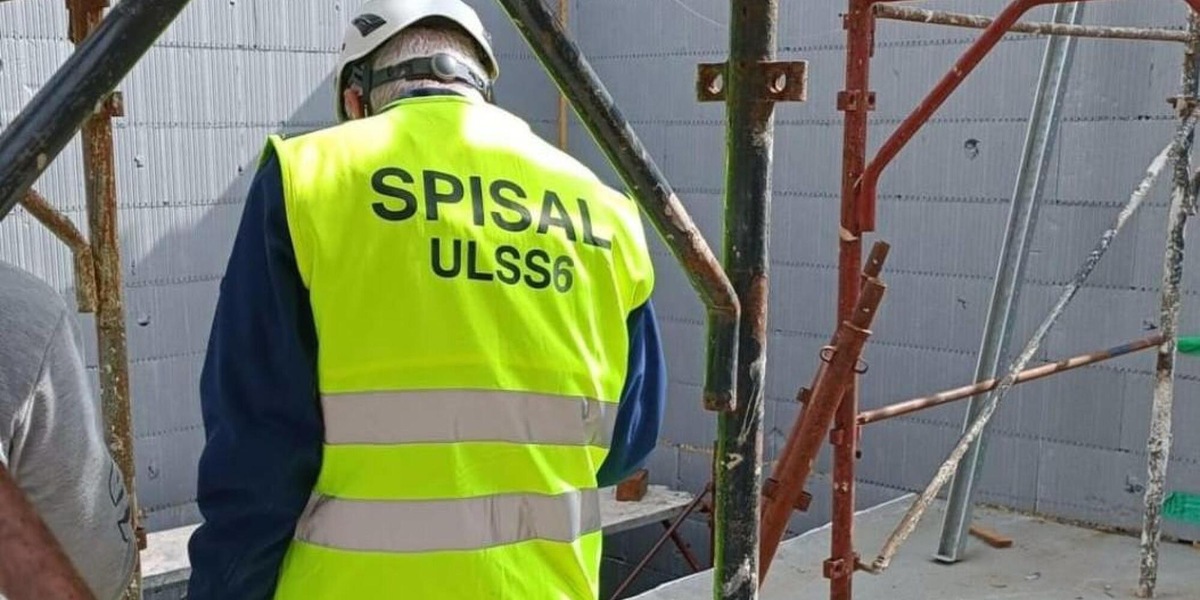 Operaio di 22 anni muore incastrato in un macchinario nel Padovano