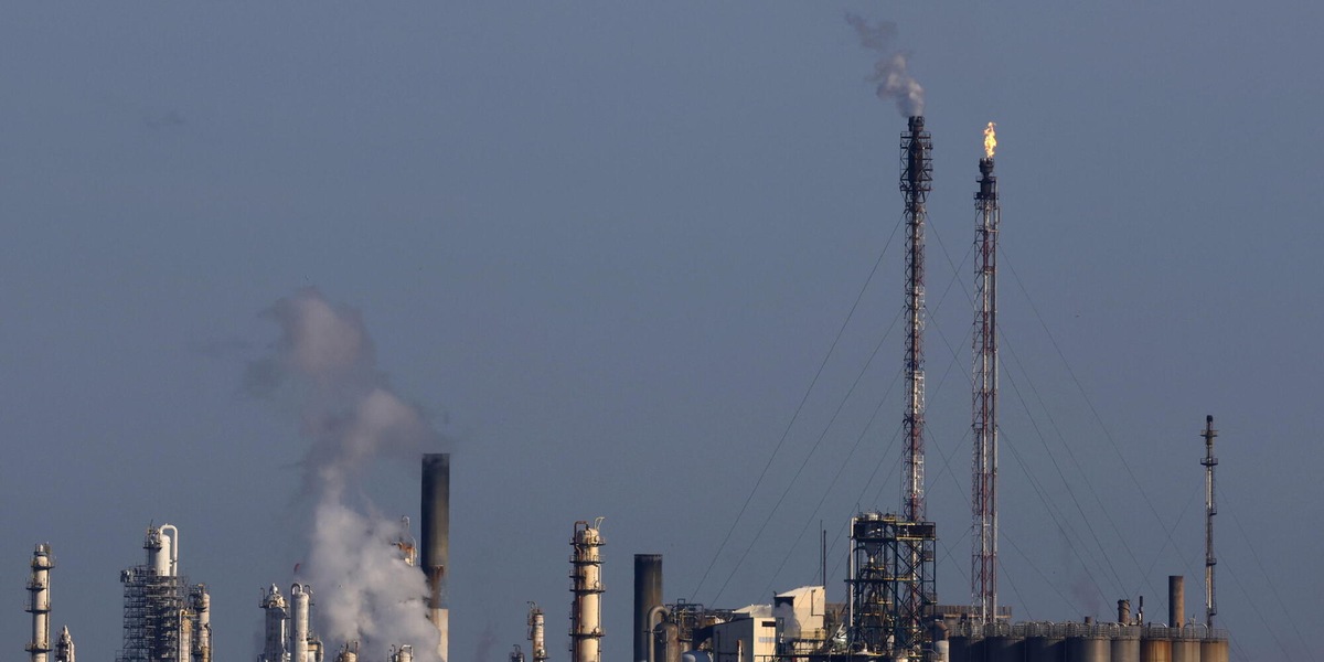 Il petrolio torna in rialzo, Brent sale a 104 dollari al barile