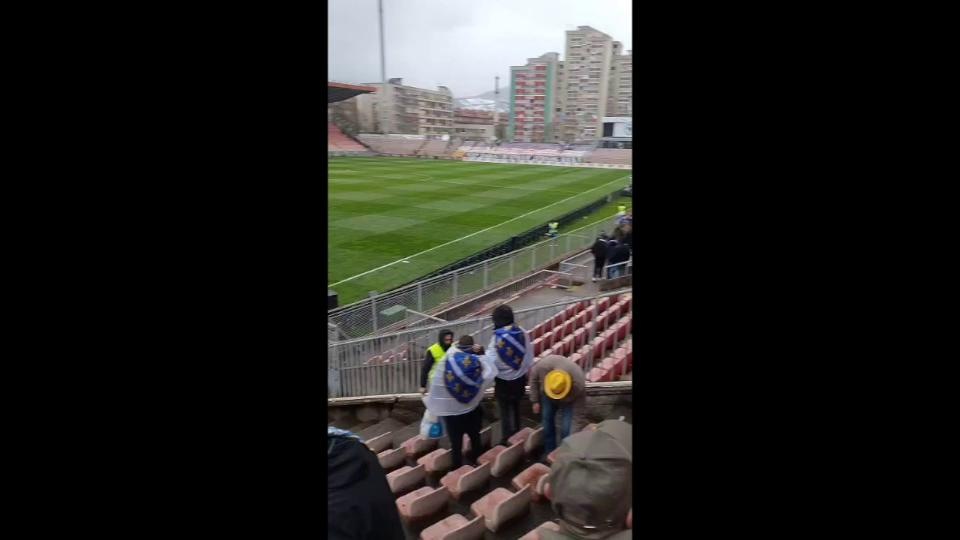 Lo stadio di Zenica comincia a riempirsi